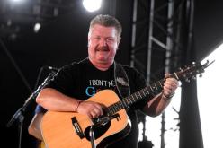 وفاة أيقونة الموسيقى الريفية الأمريكية جو ديفي بعد يومين من إصابته بـ”كورونا”