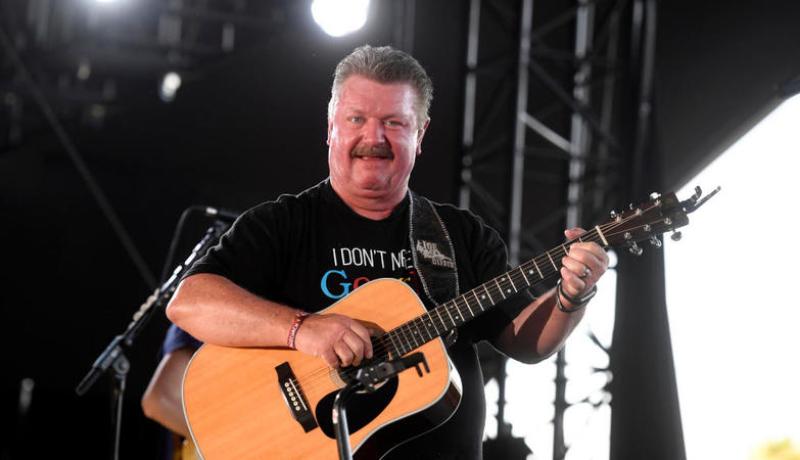 وفاة أيقونة الموسيقى الريفية الأمريكية جو ديفي بعد يومين من إصابته بـ”كورونا”