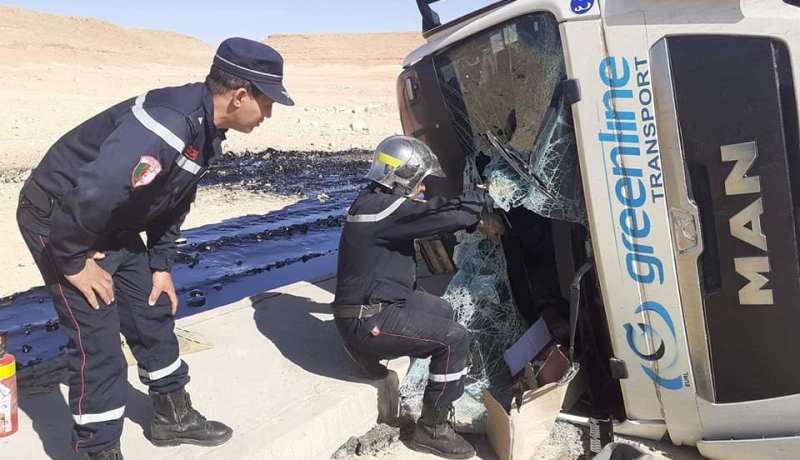 غرداية: إصابة شخصين في انحراف وانقلاب شاحنة ذات مقطورة محملة بالزفت