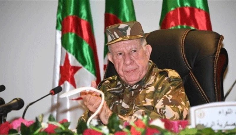 الفريق شنقريحة يشرف على تمرين القفز المظلي بالقاعدة الجوية لعين وسارة