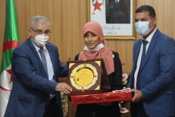 والي الوادي يكرم “رحمة عون” صاحبة المرتبة الثانية وطنيا في البكالوريا