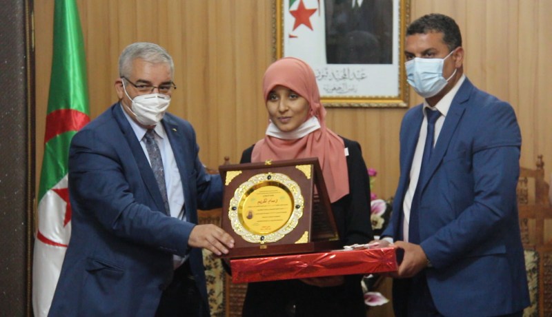 والي الوادي يكرم “رحمة عون” صاحبة المرتبة الثانية وطنيا في البكالوريا