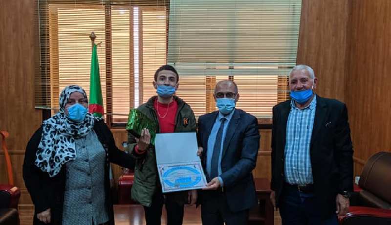 والي سكيكدة يكرم تلميذا متفوقا مصابا بالتوحد