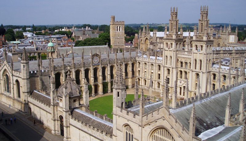 أوكسفورد تخطط لإنتاج لقاحات مخصصة لمكافحة السلالات المتحورة من كورونا