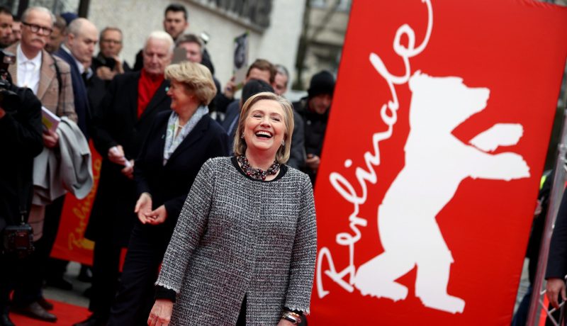 هيلاري كلينتون تحضر عرض فيلم وثائقي عن حياتها بمهرجان برلين السينمائي