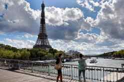 عودة المصافحة ونزع الكمامة.. الحياة الطبيعية تعود تدريجيا إلى أوروبا