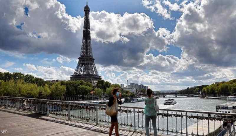 عودة المصافحة ونزع الكمامة.. الحياة الطبيعية تعود تدريجيا إلى أوروبا