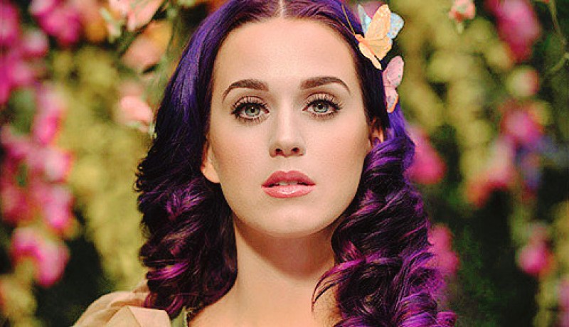 كاتي بيري تكشف عن حملها بفيديو كليب أغنيتها الجديدة