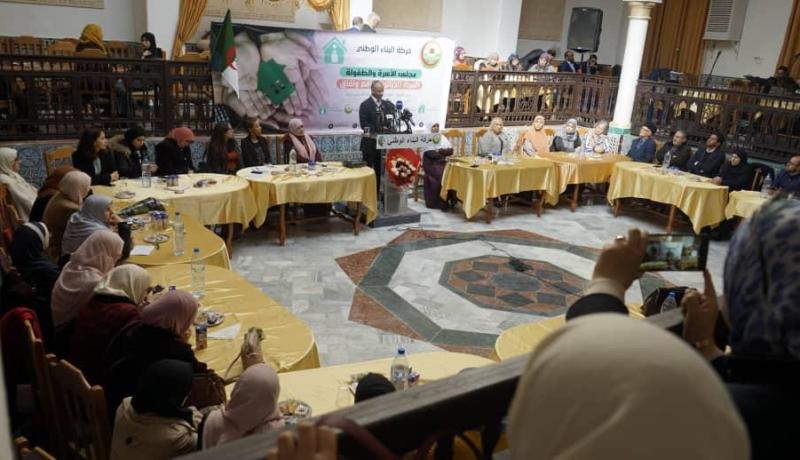 بن قرينة يطالب برفع أجر المرأة وتقليص ساعات العمل وزيادة فترة عطلة الأمومة