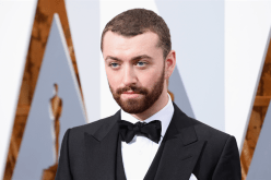 المغني العالمي سام سميث ينهار في الحجر المنزلي