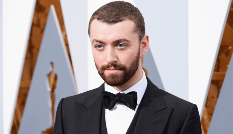 المغني العالمي سام سميث ينهار في الحجر المنزلي