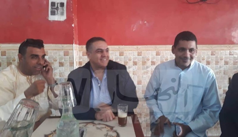 بلعيد يتجول في شوارع ومقاهي إليزي ويلتقط صورا مع المارة