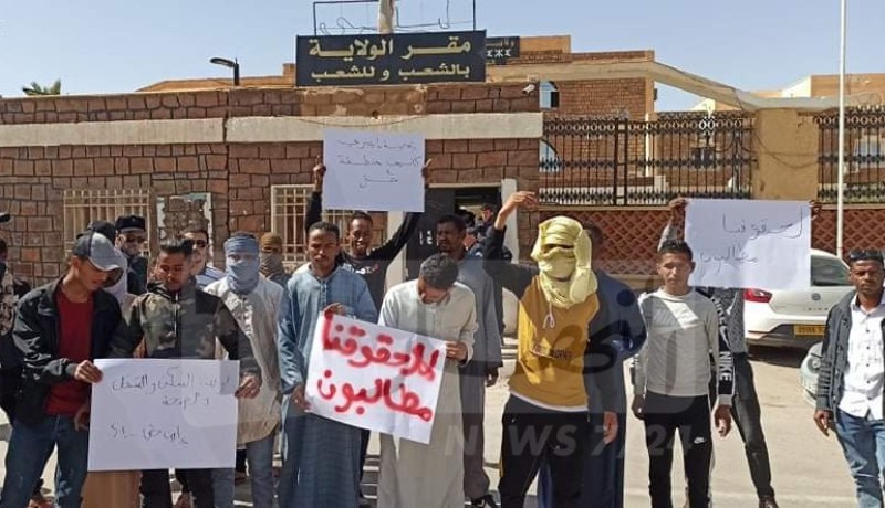 إليزي: عشرات الشباب ينظمون وقفة احتجاجية أمام مقر الولاية