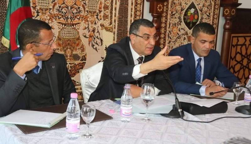 والي وهران يأمر المسؤولين المحليين والمدراء التنفيذيين للخروج إلى الميدان