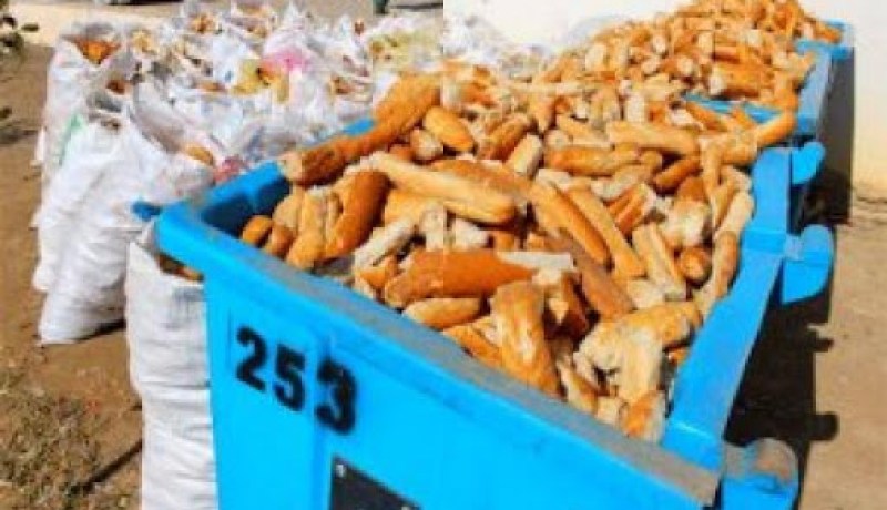 الجزائريون يرمون 8 ملايين خبزة في الحاويات خلال شهر رمضان