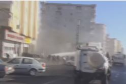 بالفيديو الشرطة في ديار بكر التركية تفرق مشيعين أكرادا