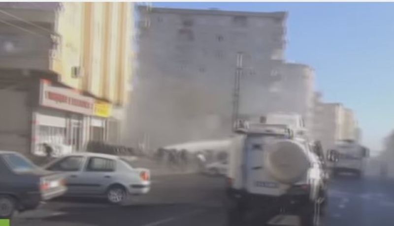 بالفيديو الشرطة في ديار بكر التركية تفرق مشيعين أكرادا