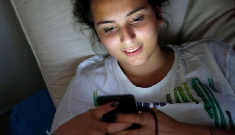 زوجتي.. طفلة معتوهة ومدمنة على الألعاب الإلكترونية !!