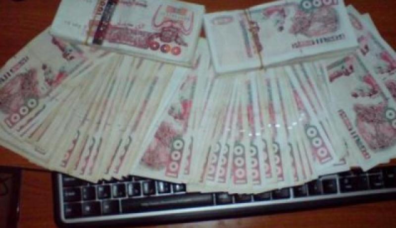 تفكيك عصابة مختصة في تزوير ورقة الألف دينار بالبليدة