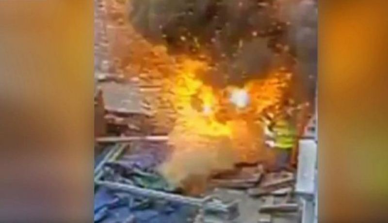 بالفيديو تعرض لانفجار بقوة 11 ألف فولت وقام يمشي