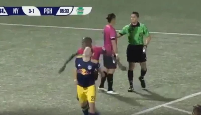 بالفيديو.. أعنف تدخل من لاعب في كرة القدم