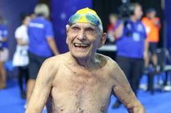 شيخ عمره 99 سنة يُحطم الرقم القياسي العالمي في السباحة !