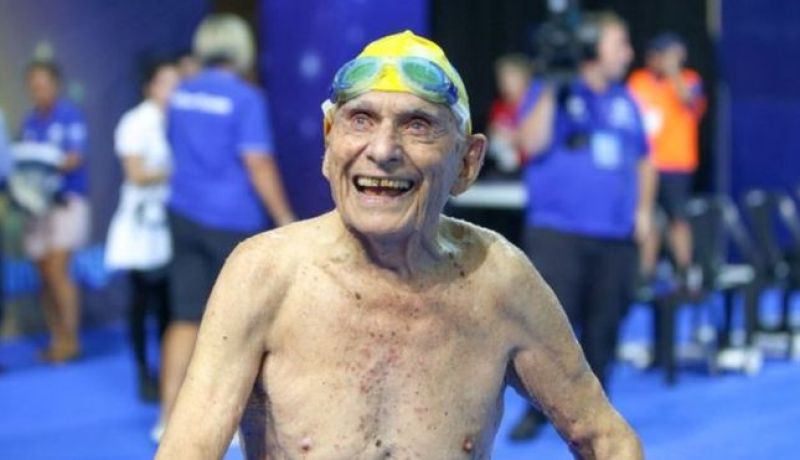 شيخ عمره 99 سنة يُحطم الرقم القياسي العالمي في السباحة !