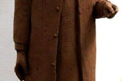 فنّان تشكيلي يصمّم تمثالا للفنّان الراحل محمود عبد العزيز في شخصية الشّيخ حسني