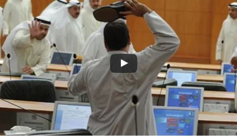 بالفيديو.. شجار بالنعال بين نواب مجلس الأمة الكويتي