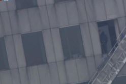 بالفيديو إنقاذ عمال تنظيف علقوا بالطابق 71