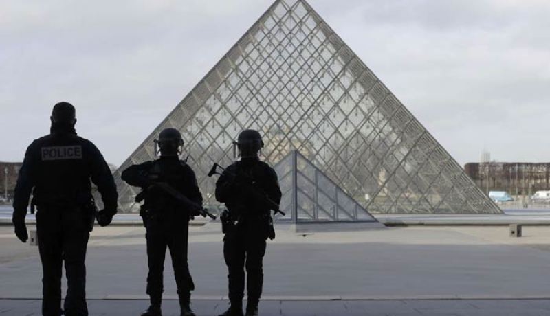 الشرطية الفرنسية تكشف جنسية منفذ الهجوم على متحف اللوفر في باريس
