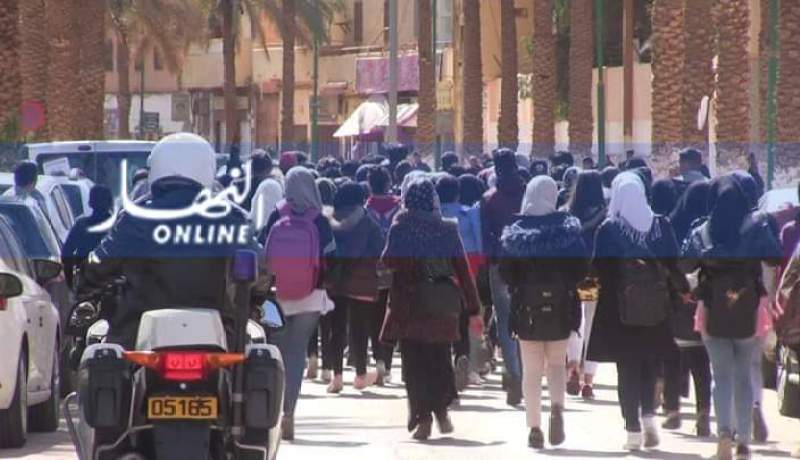 بالصور.. خروج تلاميذ الثانويات والمتوسطات في مسيرات إحتجاجية بكل من تندوف وغرداية