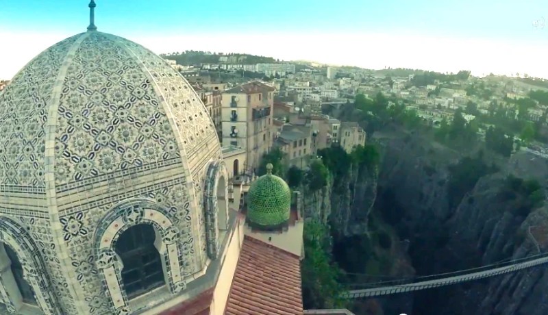 طقم إلكتروني خاص بالصحافة عن قريب متعلق بالنشاطات الثقافية