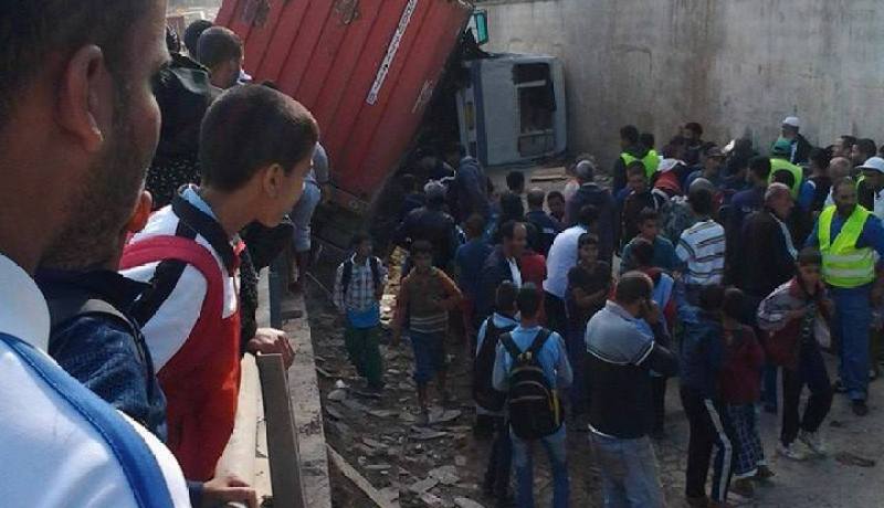 بالصور: انقلاب حاوية من شاحنة على حافلة لنقل المسافرين بالسمار في العاصمة