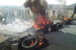 سكان قرية القندوري بالحطاطبة يقطعون الطريق