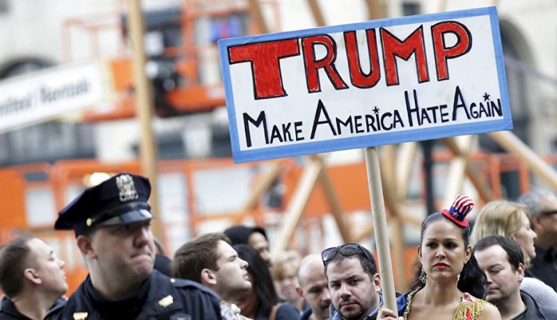 متظاهرون أميركيون ينادون .. دونالد ترامب ارحل