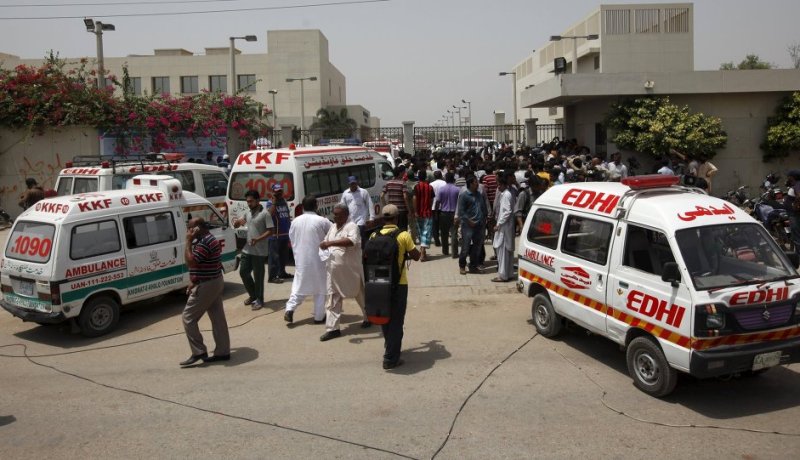 مقتل 5 أشخاص وإصابة 15 في سلسلة تفجيرات بباكستان