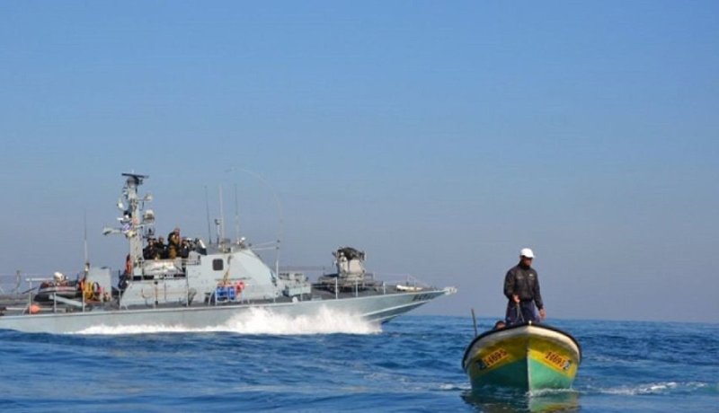 الزوارق الإسرائيلية تستهدف مراكب الصيد في قطاع غزة