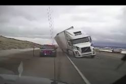 بالفيديو.. حادث مروع لشاحنة تحطم سيارة شرطة