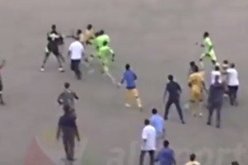 بالفيديو معركة داخل ملعب بالدورى الغانى