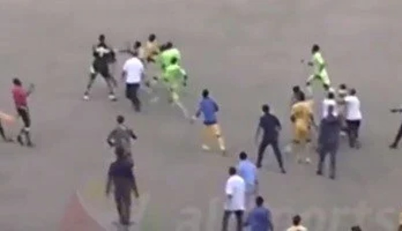 بالفيديو معركة داخل ملعب بالدورى الغانى