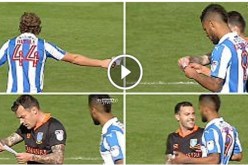 بالفيديو .. لاعب يخطف ورقة التعليمات من منافسه في لقطة طريفة