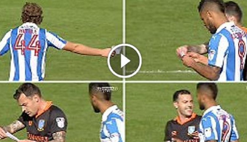 بالفيديو .. لاعب يخطف ورقة التعليمات من منافسه في لقطة طريفة