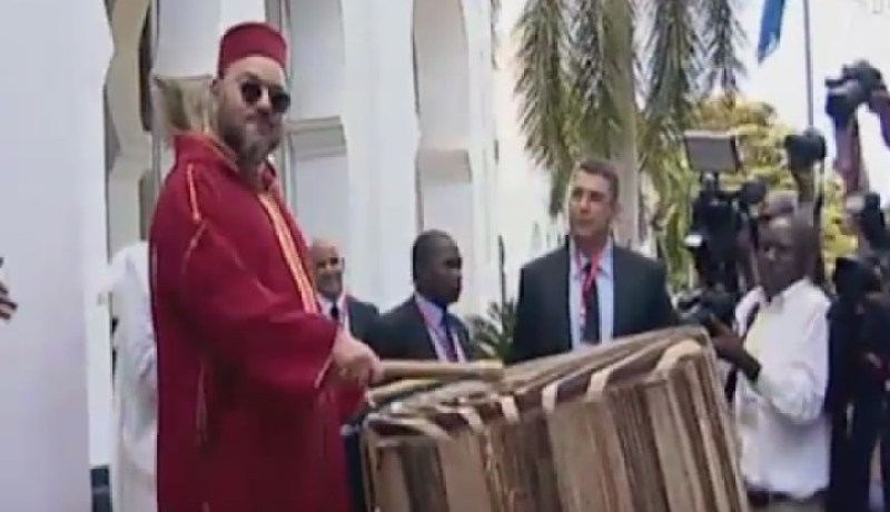 بالفيديو .. ملك المغرب يقرع الطبل
