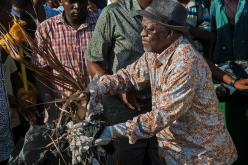 رئيس تنزانيا  يجمع القمامة