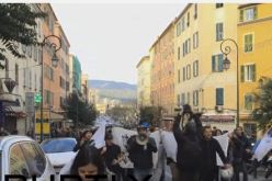 بالفيديو مظاهرات مناهضة للعرب في فرنسا