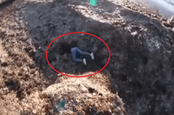 شاهد.. شاب يلقي بحبيبته من أعلى تل