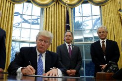 ترامب يوقع على قرار يمنع منح تأشيرات لمواطنين من 7 دول عربية