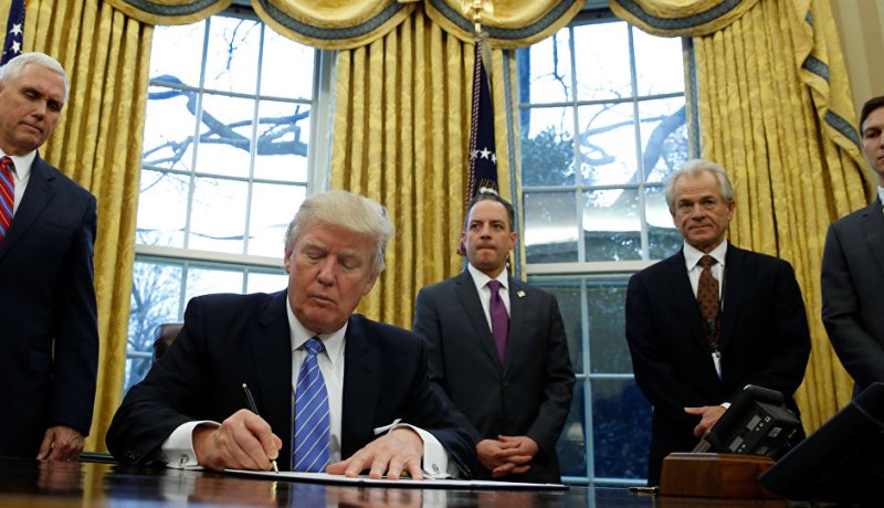 ترامب يوقع على قرار يمنع منح تأشيرات لمواطنين من 7 دول عربية