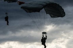 بالفيديو… لحظة سقوط فتاتين من “باراشوت”